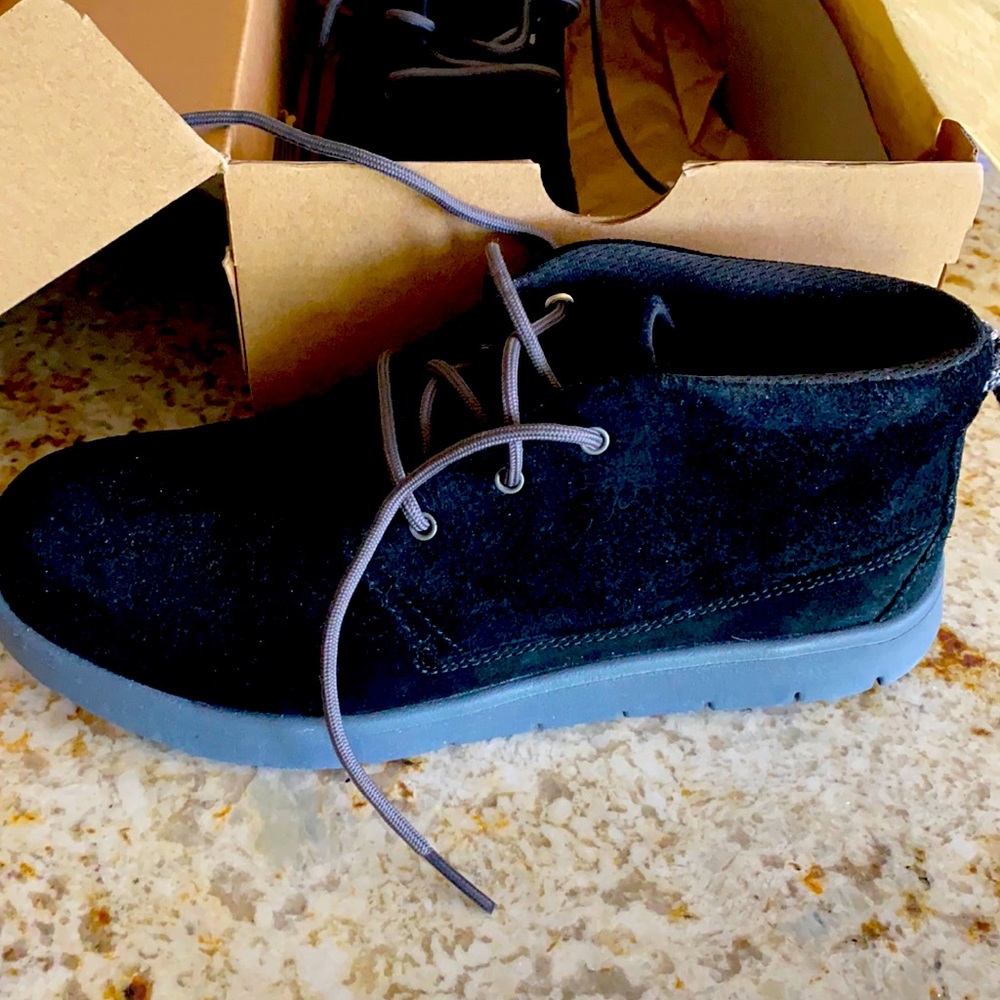 UGG youth size 5 Canoe Shoe Suede Black